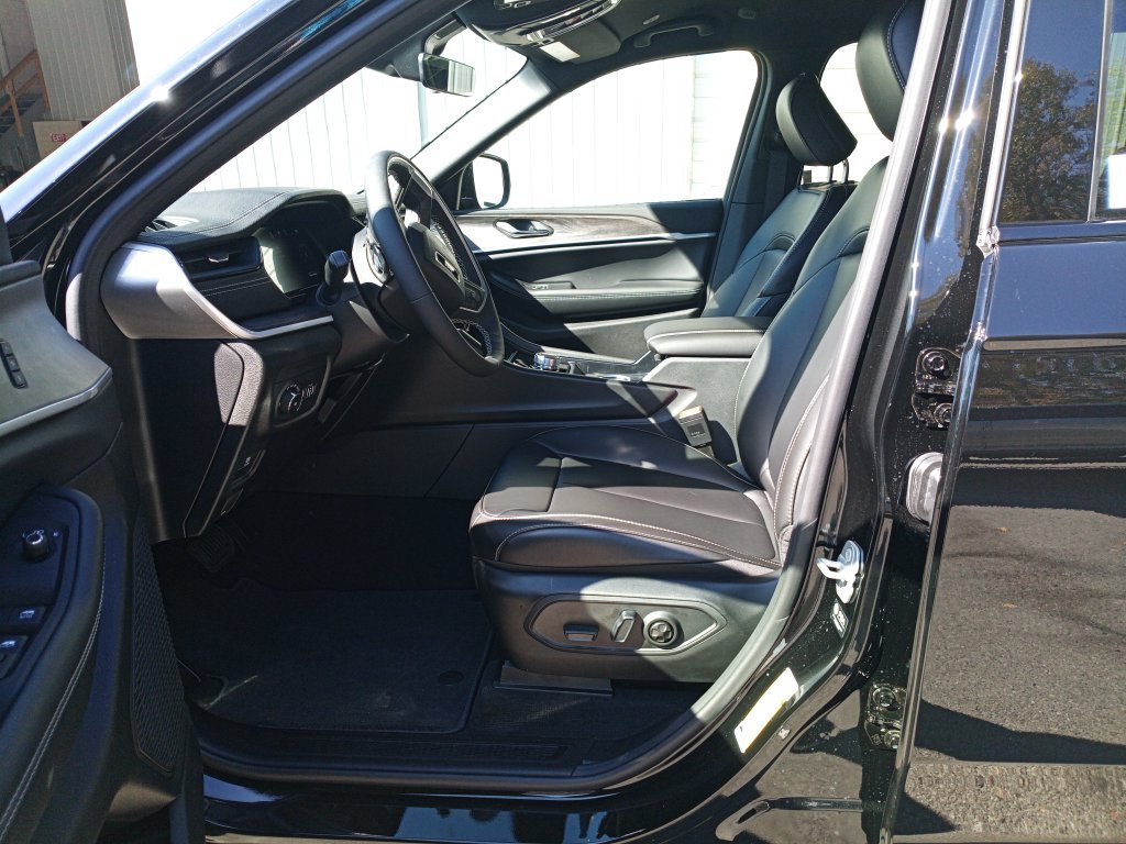 New 2027 High-Gloss Black Paint Jeep Limited image 13