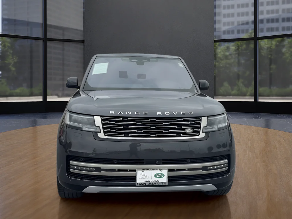 Used 2023  Land Rover SE image 2