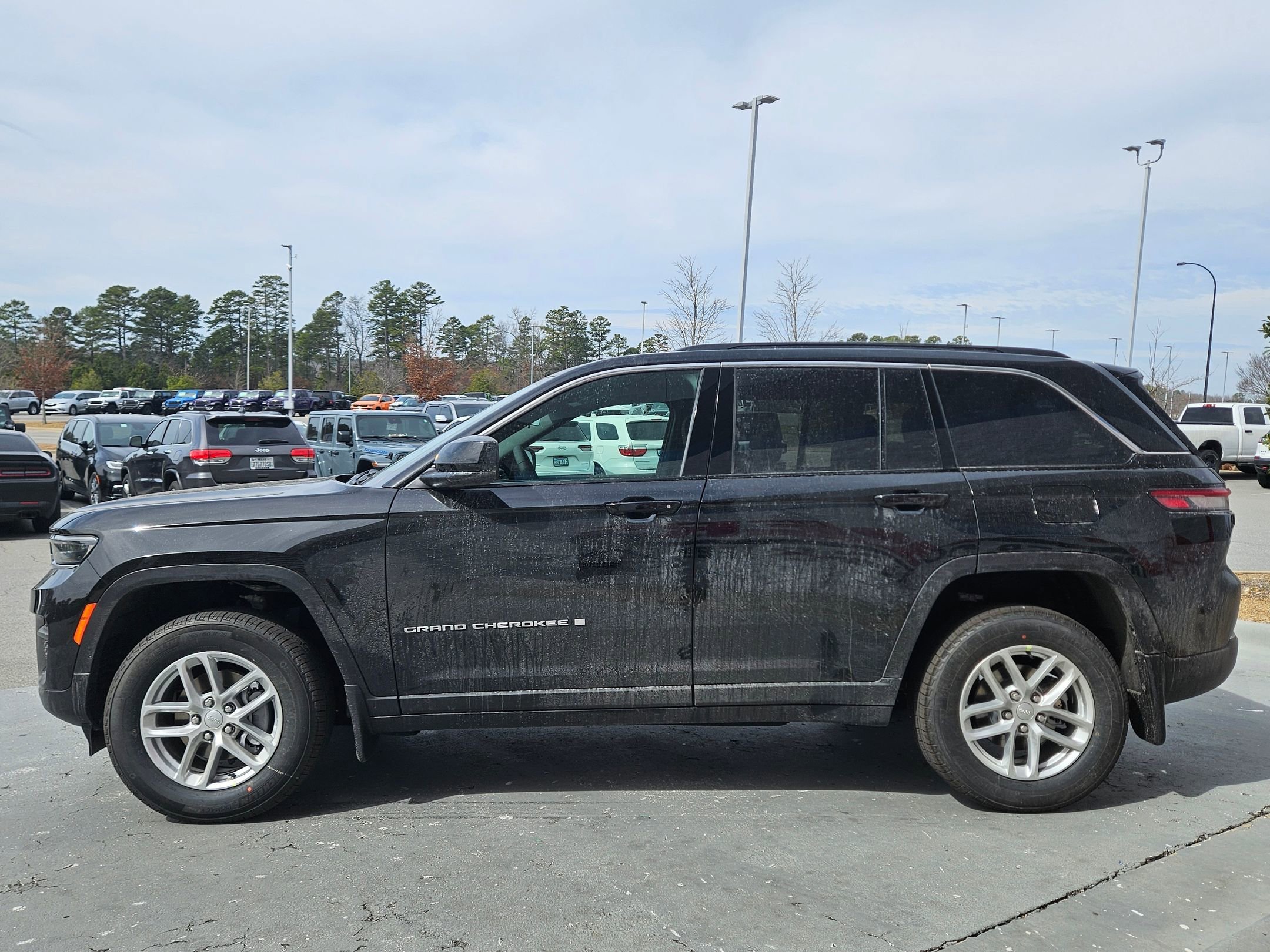New 2026 Diamond Black Crystal Pearl-Coat Exterior Paint Jeep Laredo X image 4
