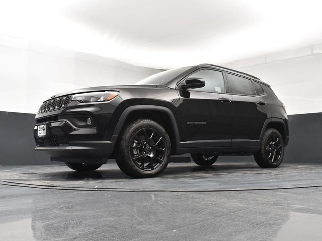 New 2026 Diamond Black Crystal Pearl-Coat Exterior Paint Jeep Latitude image 21