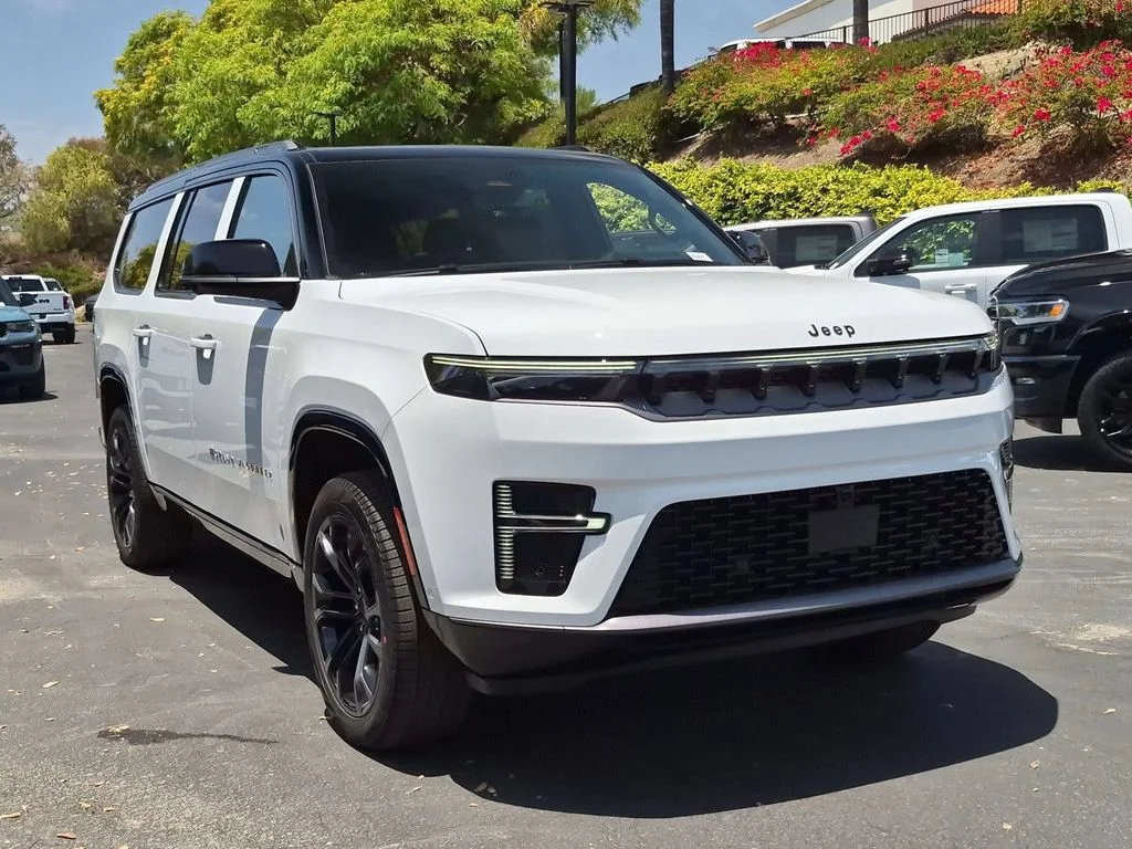 New 2026 Bright White Clear-Coat Exterior Paint Jeep Summit Reserve image 3