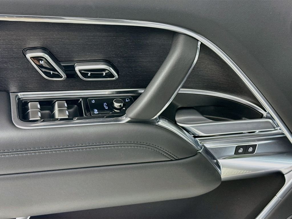 New 2026 Eiger Grey Land Rover SE image 19