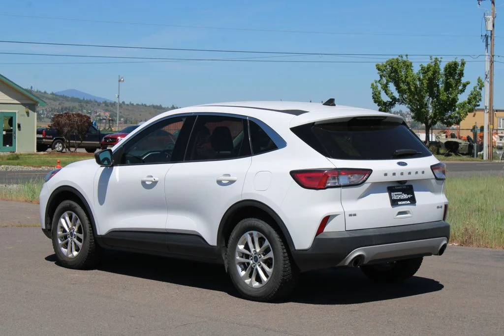 Used 2022 Oxford White Ford SE image 4