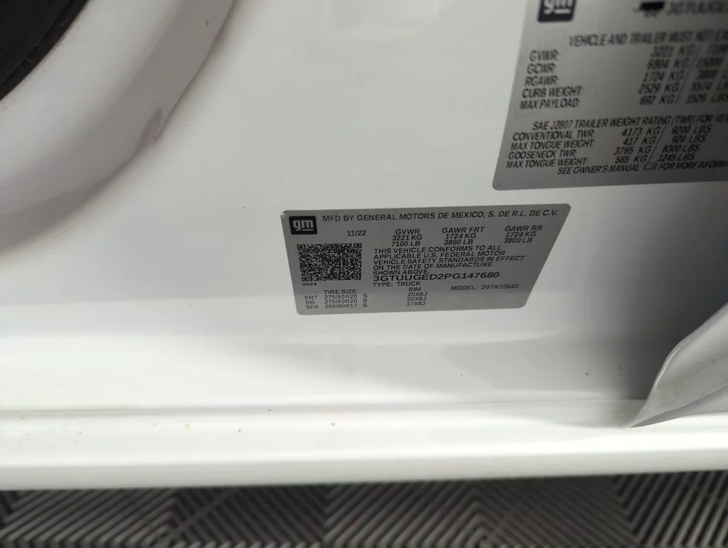 Used 2023 White GMC Denali image 38
