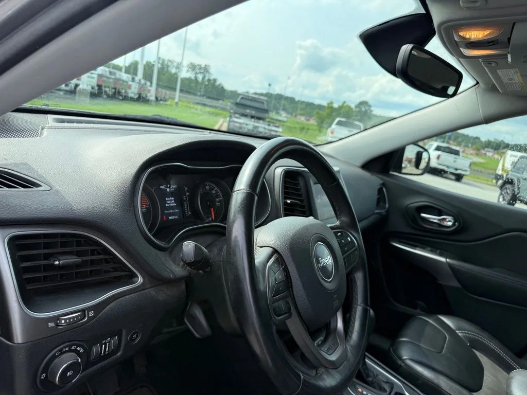 Used 2019 Silver Jeep Latitude Plus image 18