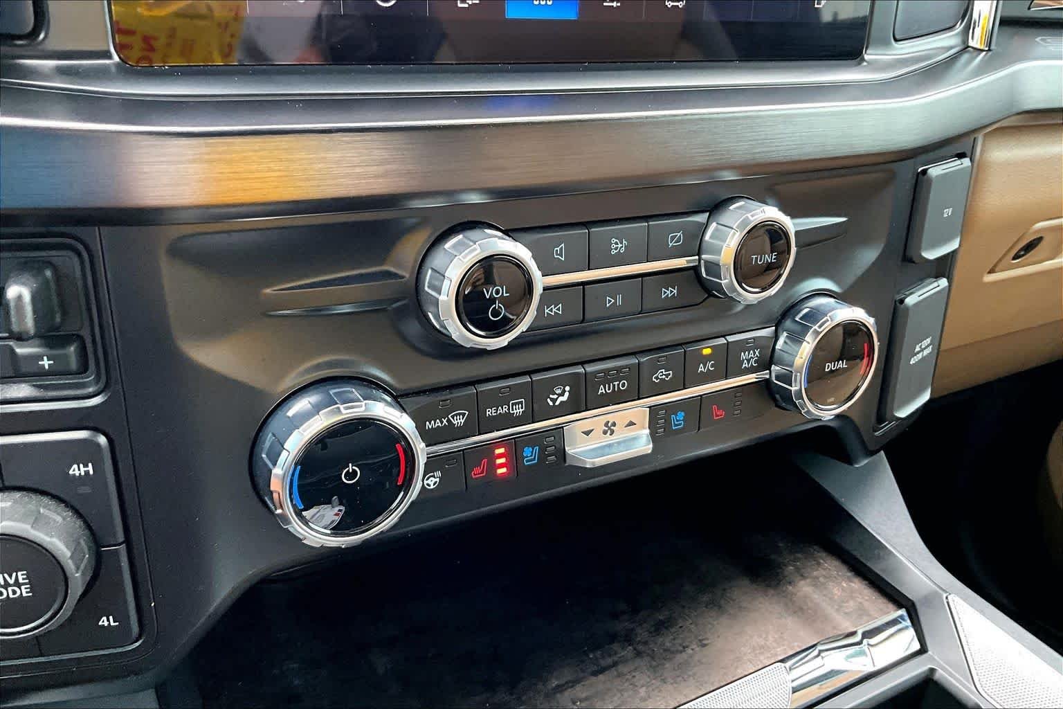 Used 2024 Agate Black Metallic Ford LARIAT image 32