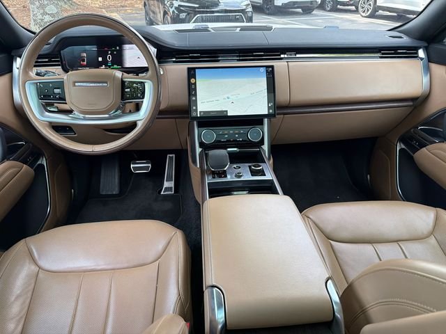 Used 2023 White Land Rover SE image 23