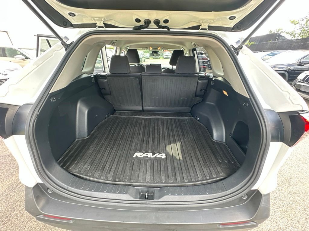 Used 2019 White Toyota LE image 27