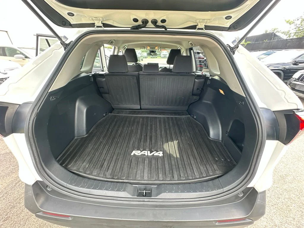 Used 2019 White Toyota LE image 27