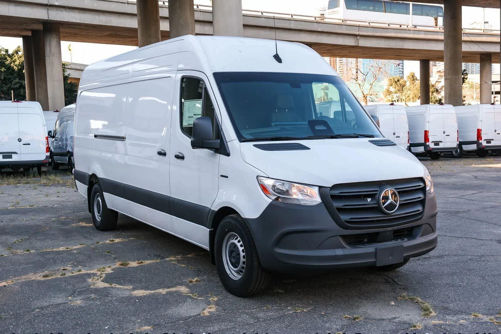 New 2025 Arctic+White Mercedes-Benz Cargo 170WB High Roof 113kw Battery RWD SO Motor image 3