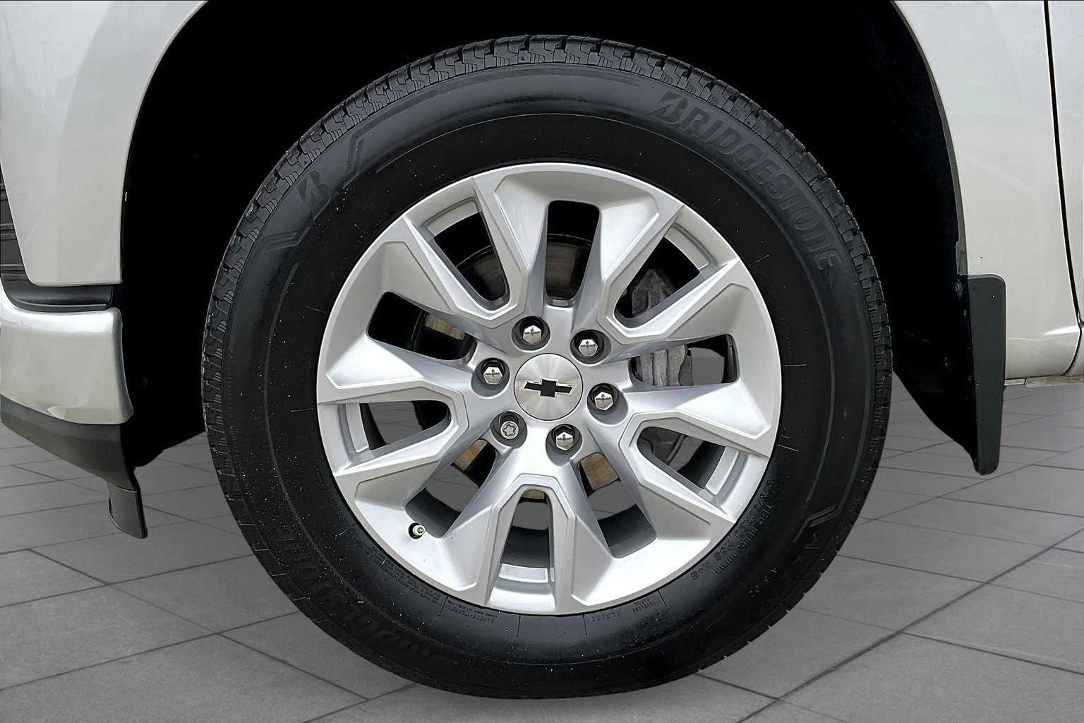 Used 2022 Silver Ice Metallic Chevrolet Custom image 11