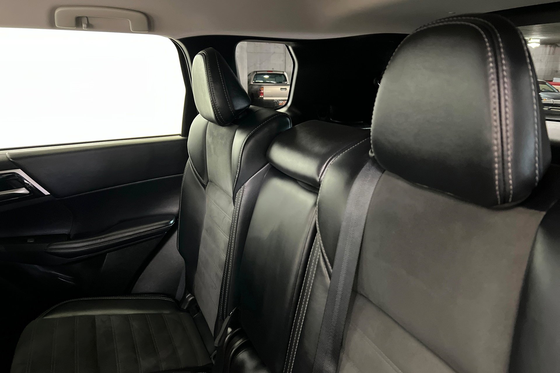 Used 2024 Silver Mitsubishi SE image 21