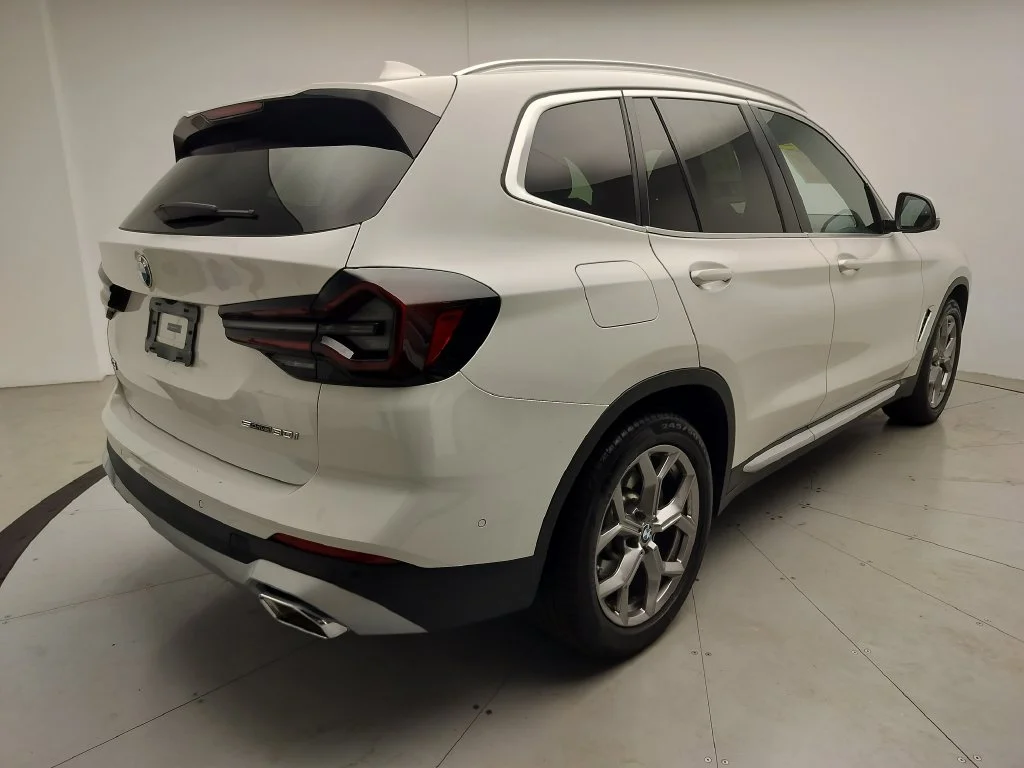 Used 2024 White BMW sDrive30i image 3