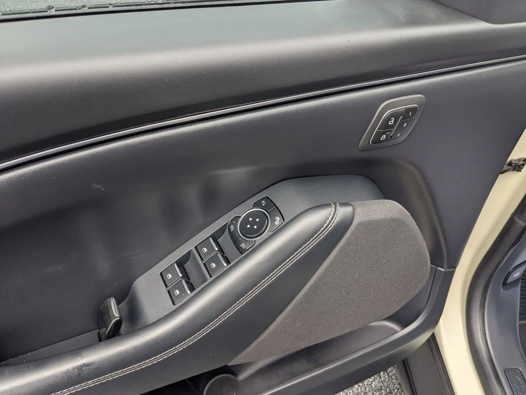 Used 2025  Ford Select image 12