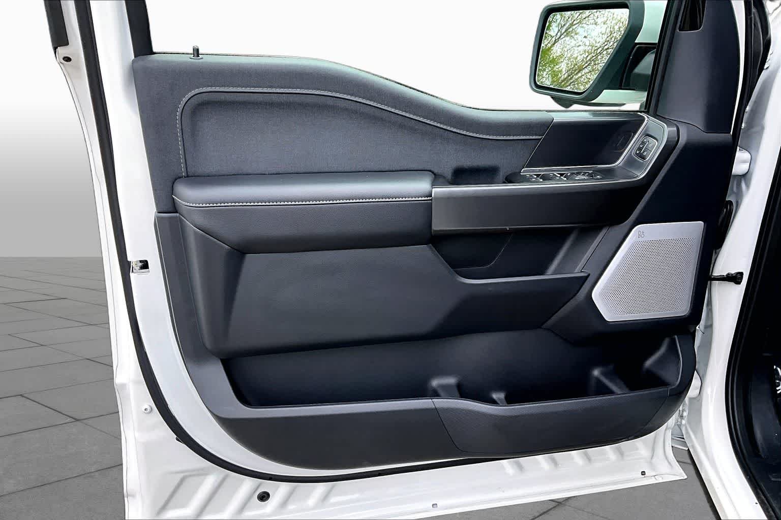 Used 2025 Star White Metallic Tri-Coat Ford LARIAT image 21