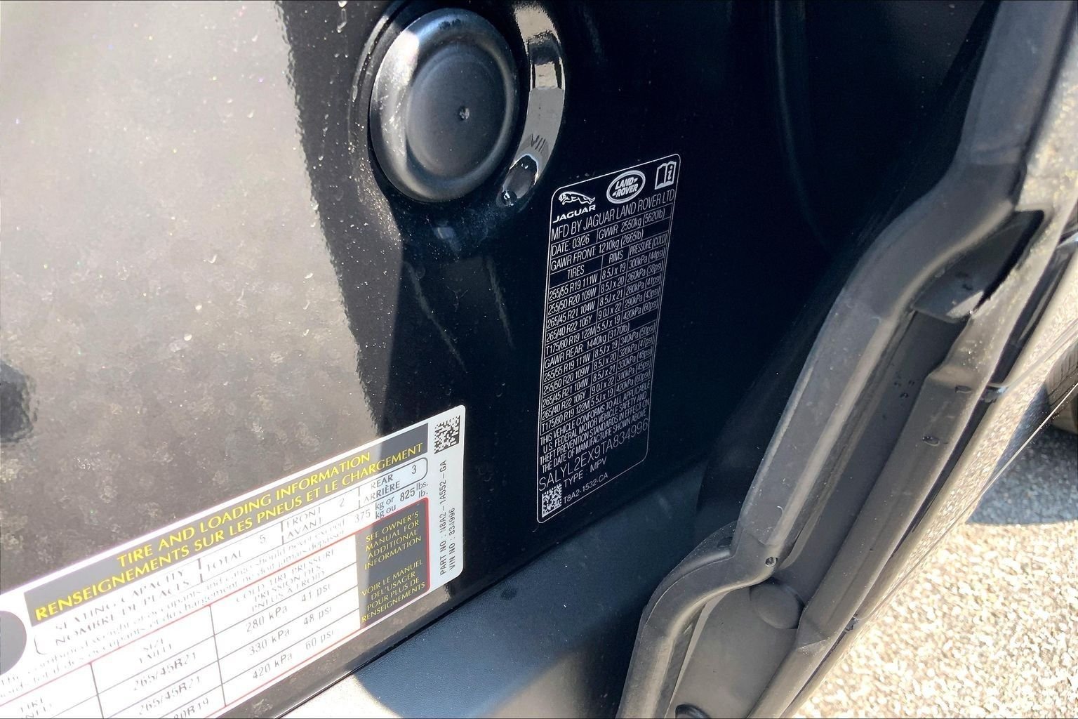 New 2026 Santorini Black Land Rover Dynamic SE image 18