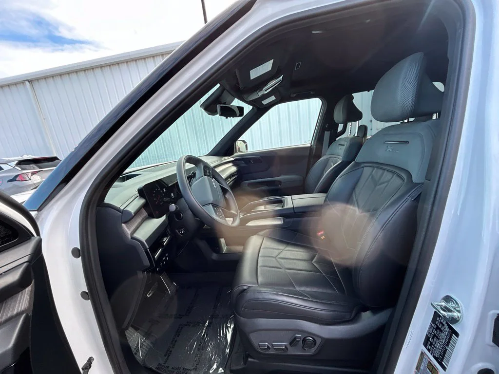 Used 2027 White Kia  image 11