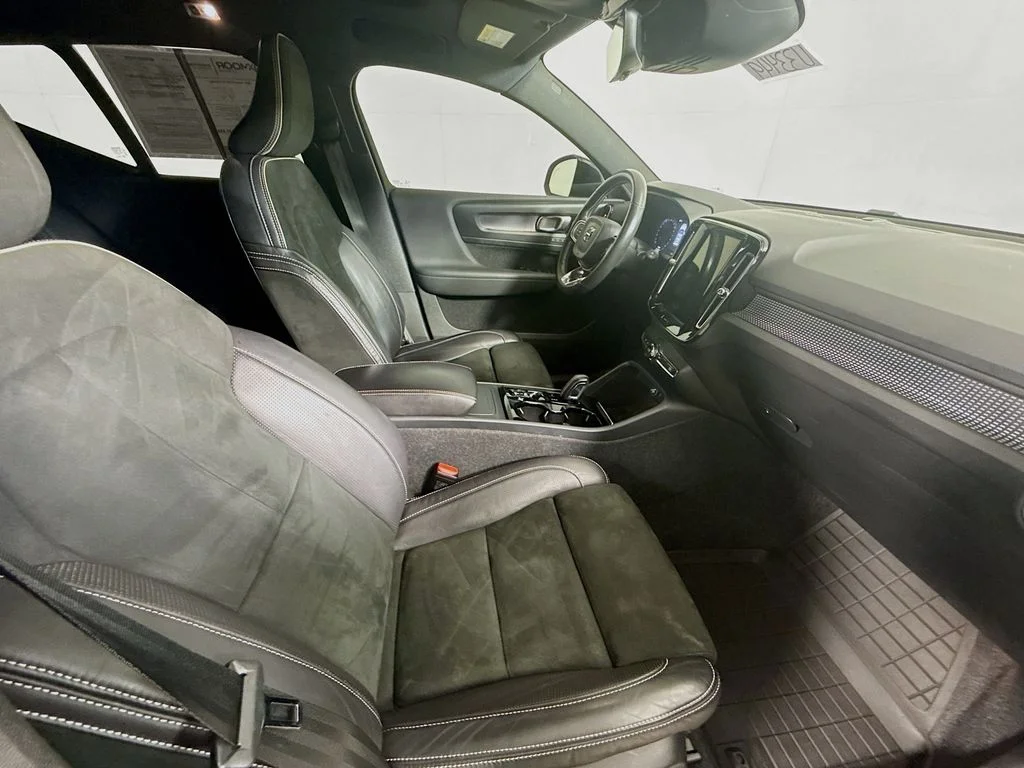 Used 2021 Glacier Silver Metallic Volvo R-Design image 28