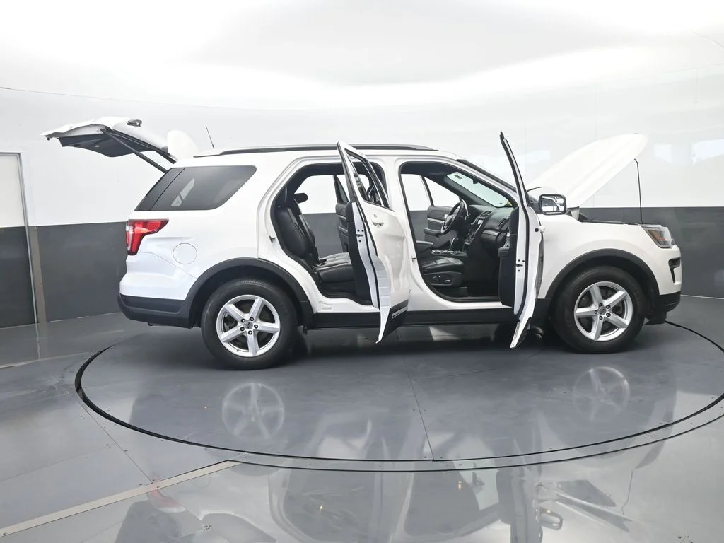 Used 2018 White Platinum Clearcoat Metallic Ford XLT image 74