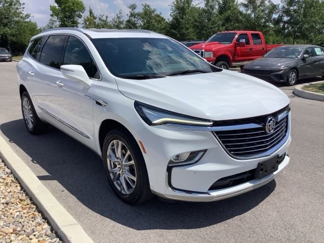 Used 2023 Summit White Buick Essence image 3