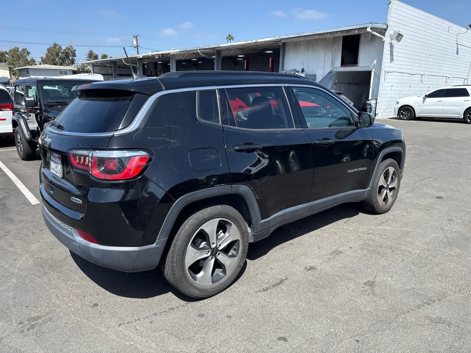 Used 2017 Diamond Black Crystal Pearlcoat Jeep Latitude image 10