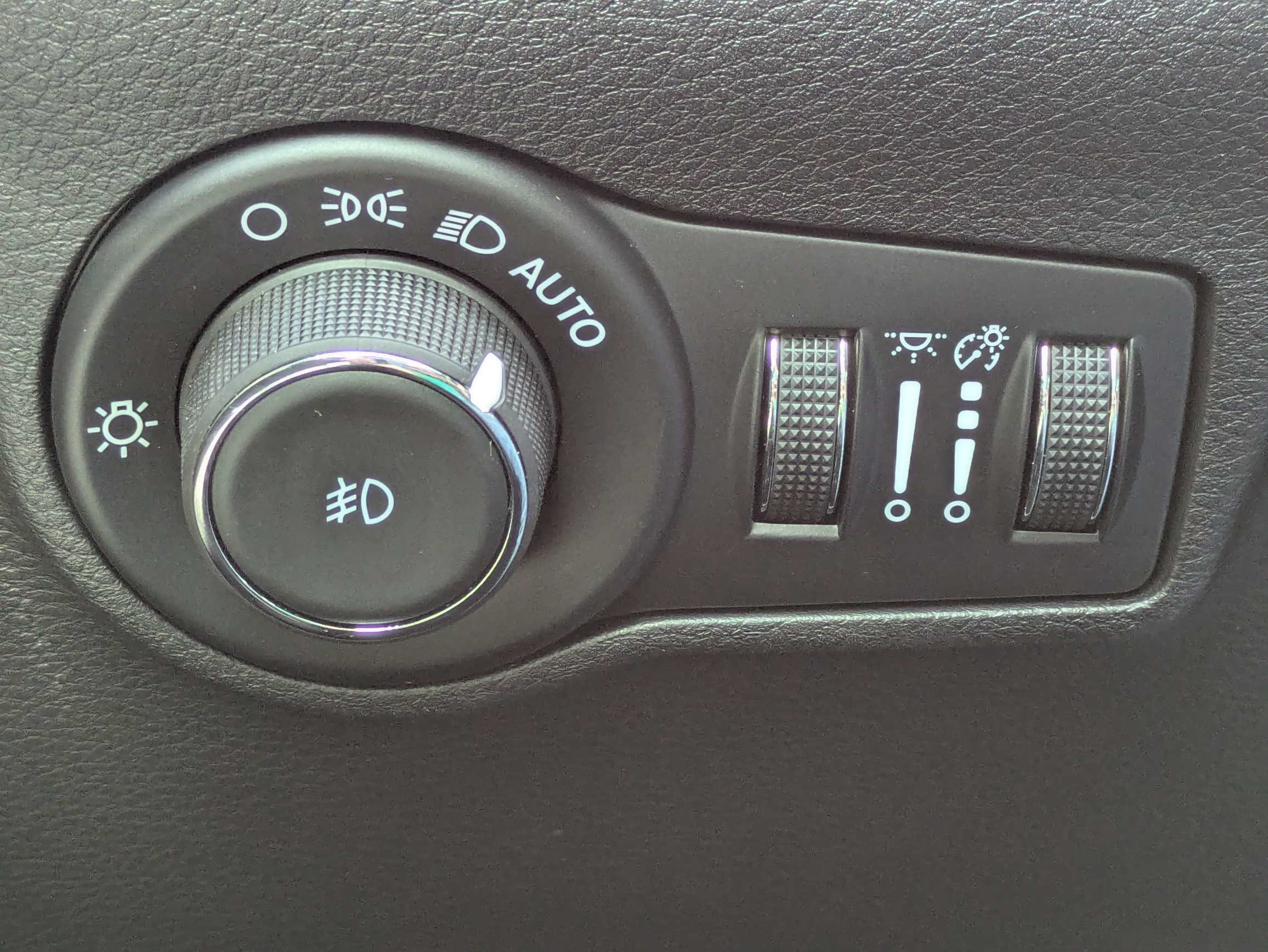 Used 2025 Red Hot Pearlcoat Jeep Latitude image 29