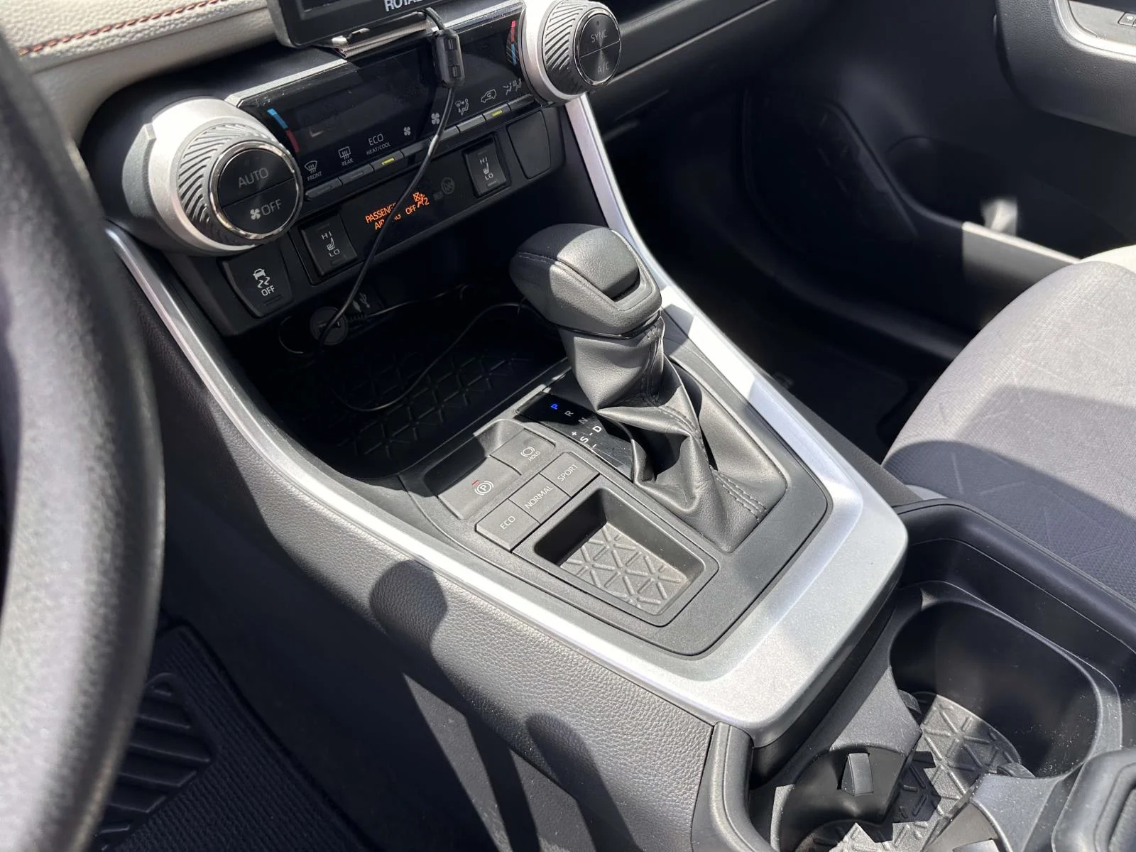 Used 2019 White Toyota XLE image 17