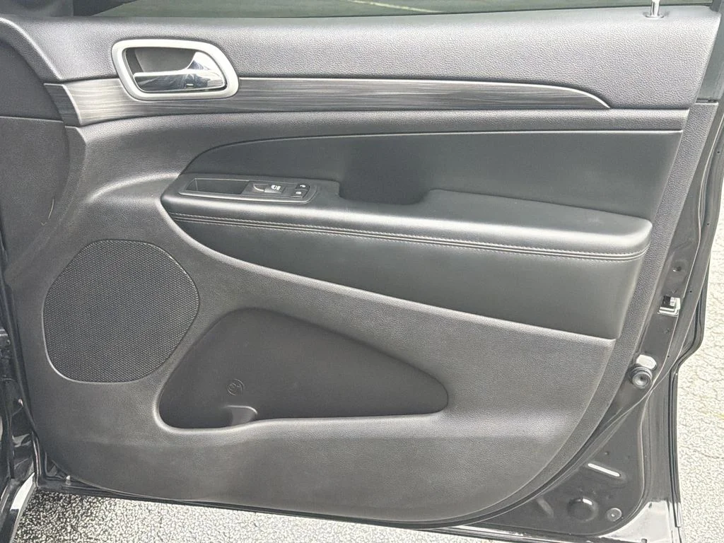 Used 2019 Black Jeep Altitude image 10