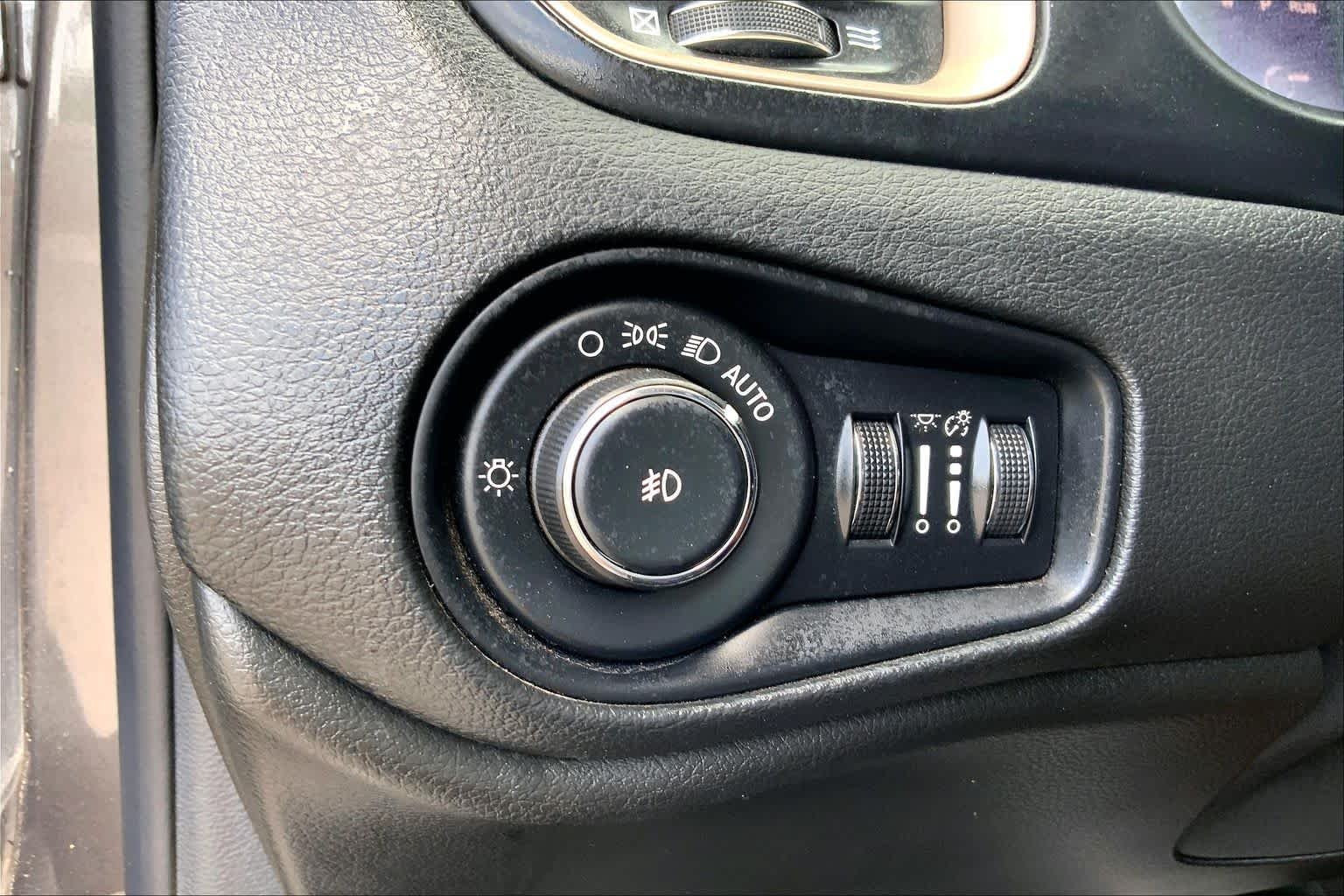 Used 2016 Granite Crystal Metallic Clearcoat Jeep 75th Anniversary image 28