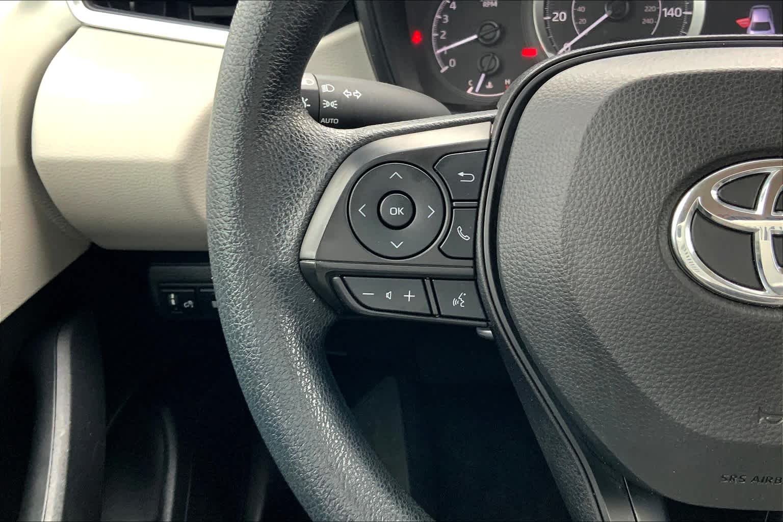 Used 2022 White Toyota LE image 23