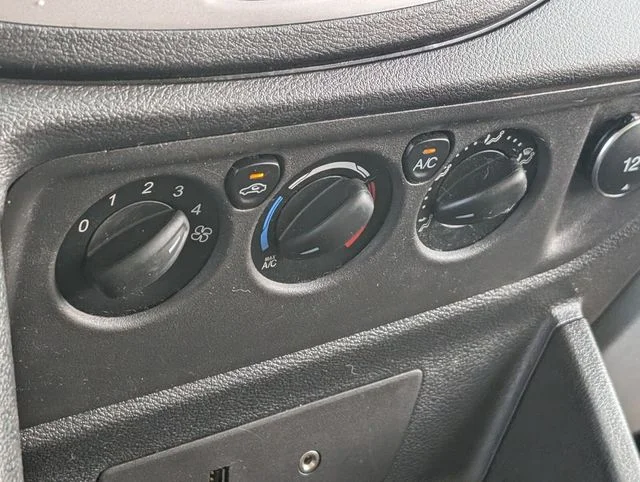 2015 Ford Transit XLT - Photo 18