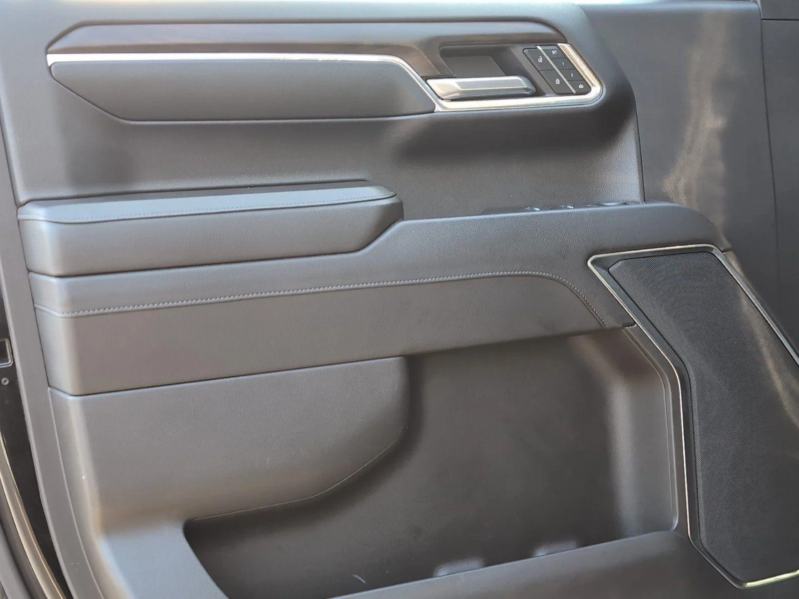 Used 2024 Onyx Black GMC SLT image 19