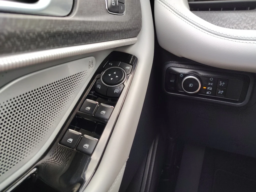 Used 2025 Star White Ford Platinum image 17