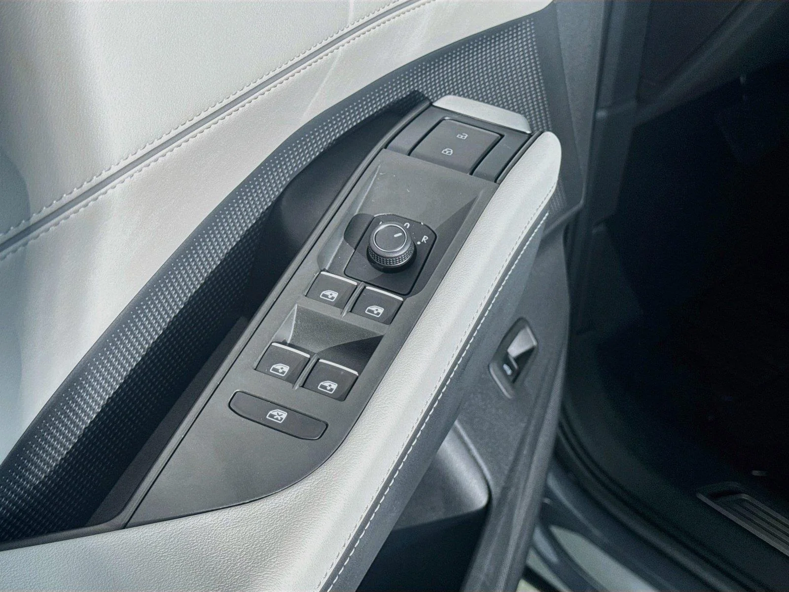 New 2027 Pure Gray Volkswagen SE w/Technology image 17