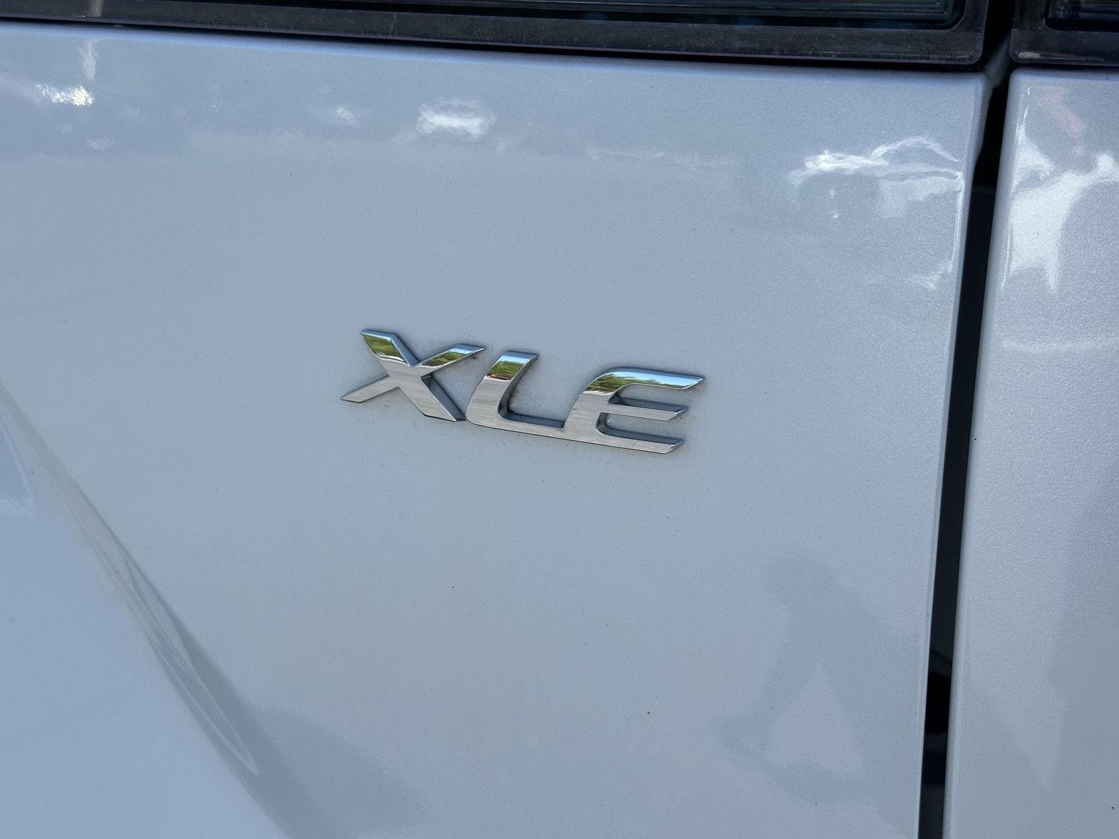 Used 2022 Wind Chill Pearl Toyota XLE image 10