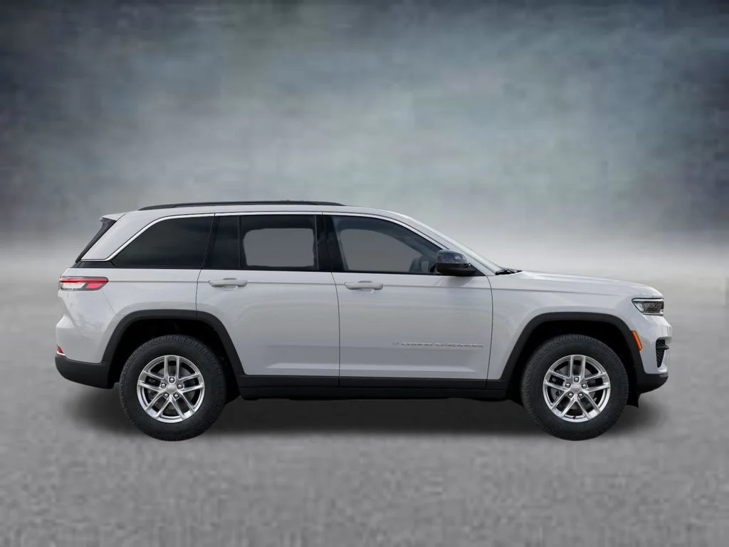 New 2026 Bright White Clear-Coat Exterior Paint Jeep Laredo X image 21