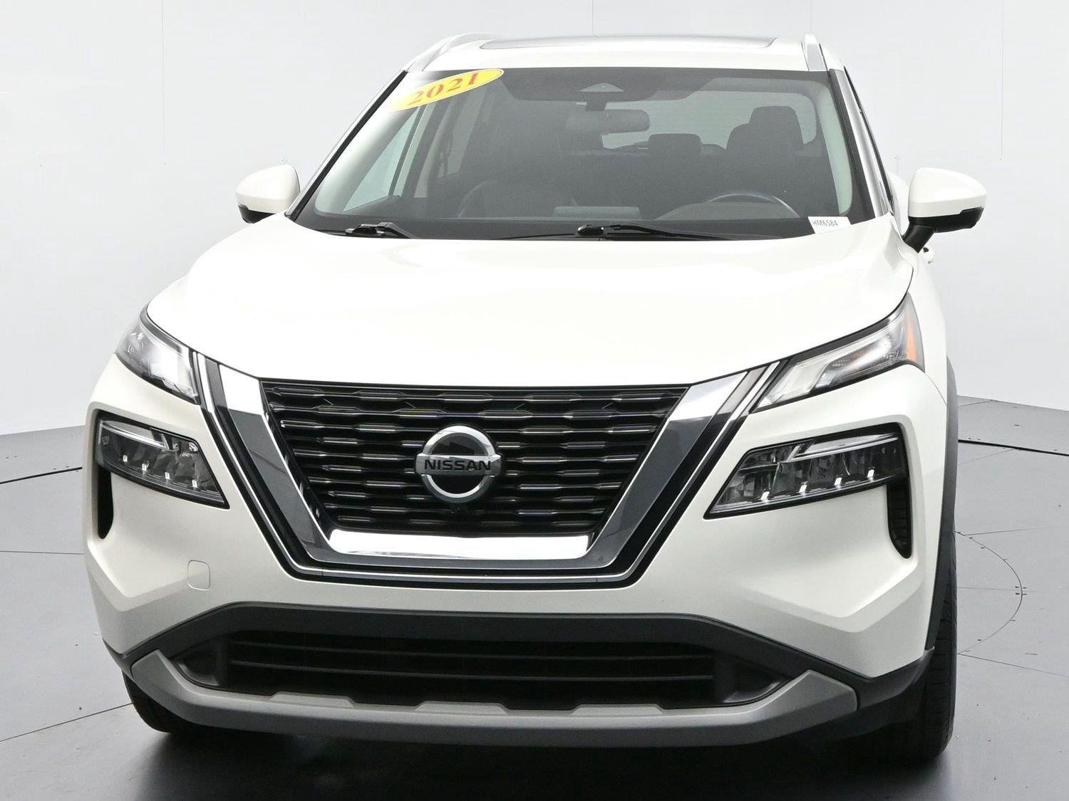 Used 2021 Pearl White Tricoat Nissan SV image 3