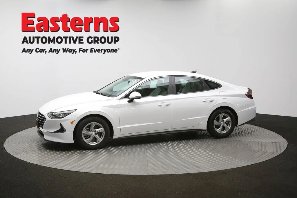Used 2022 White Hyundai SE image 54