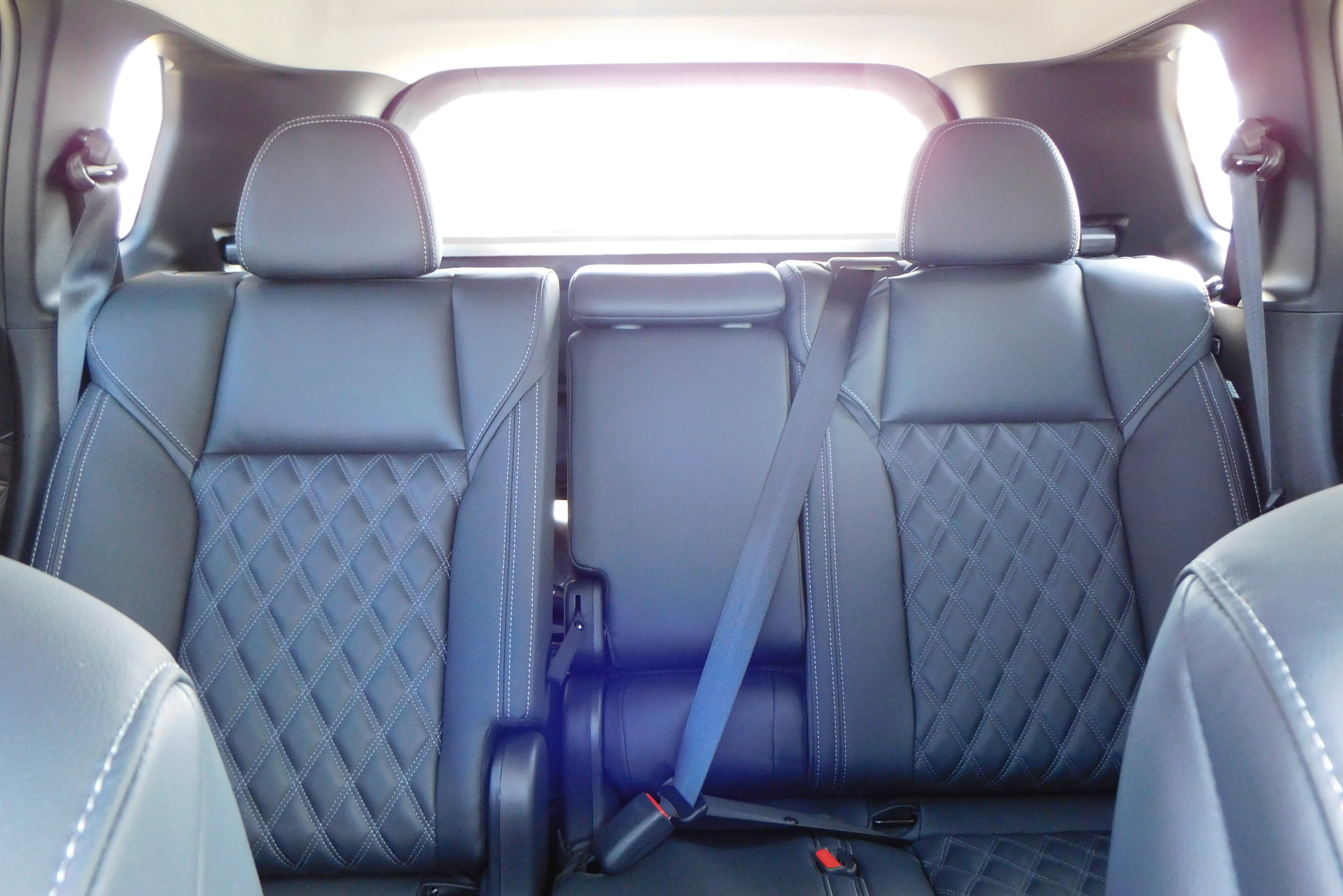 Used 2025 WHITE DIMD Mitsubishi SEL Platinum Edition image 33