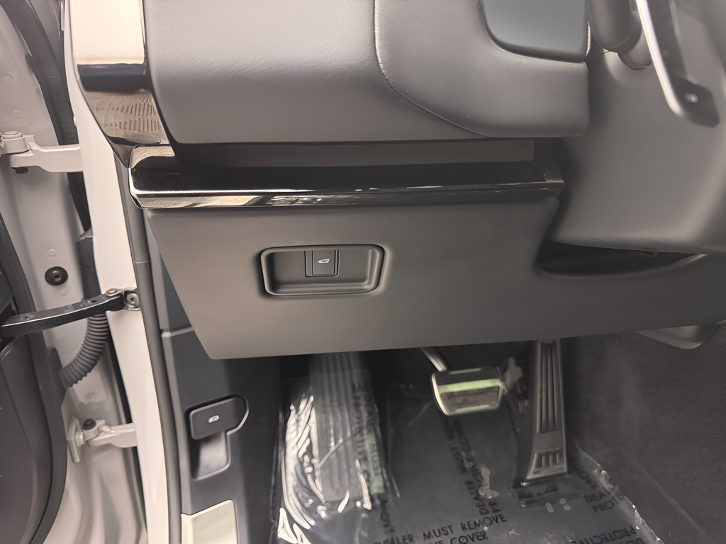 Used 2023  Land Rover SE Dynamic image 9