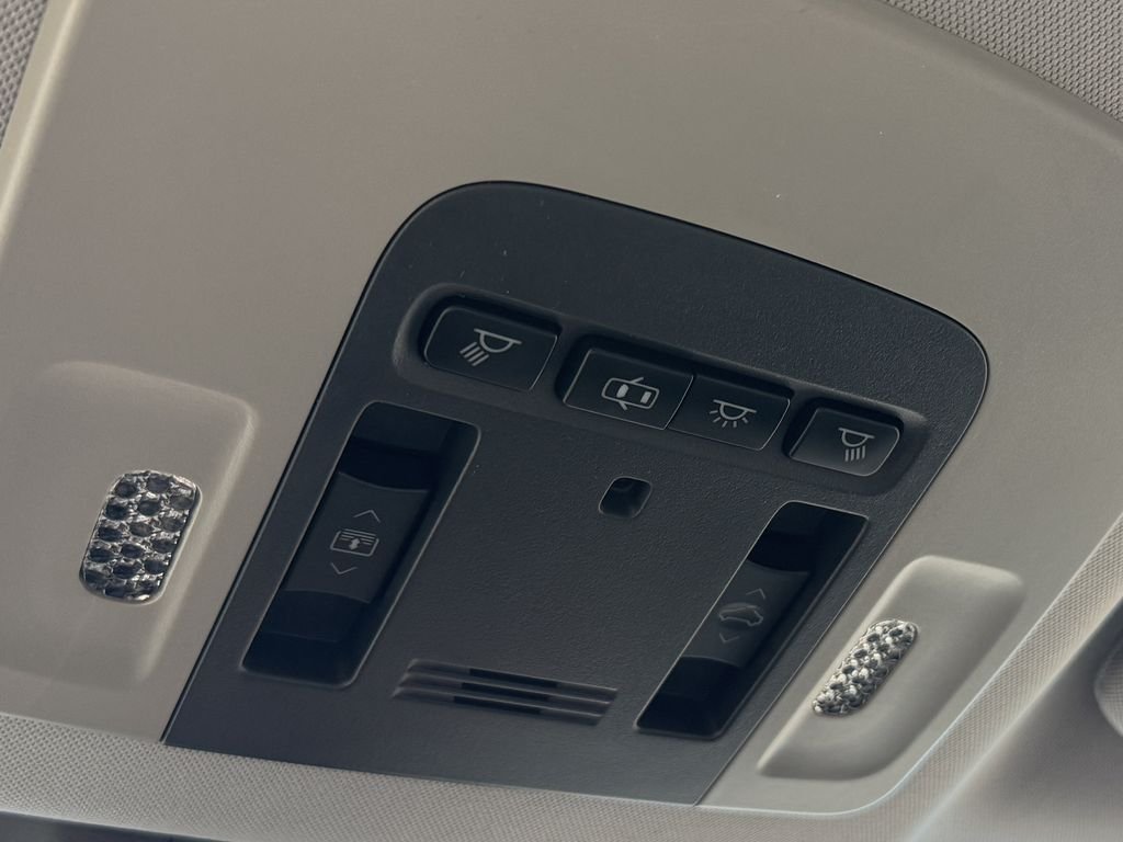 Used 2018 Silver Toyota XLE image 23