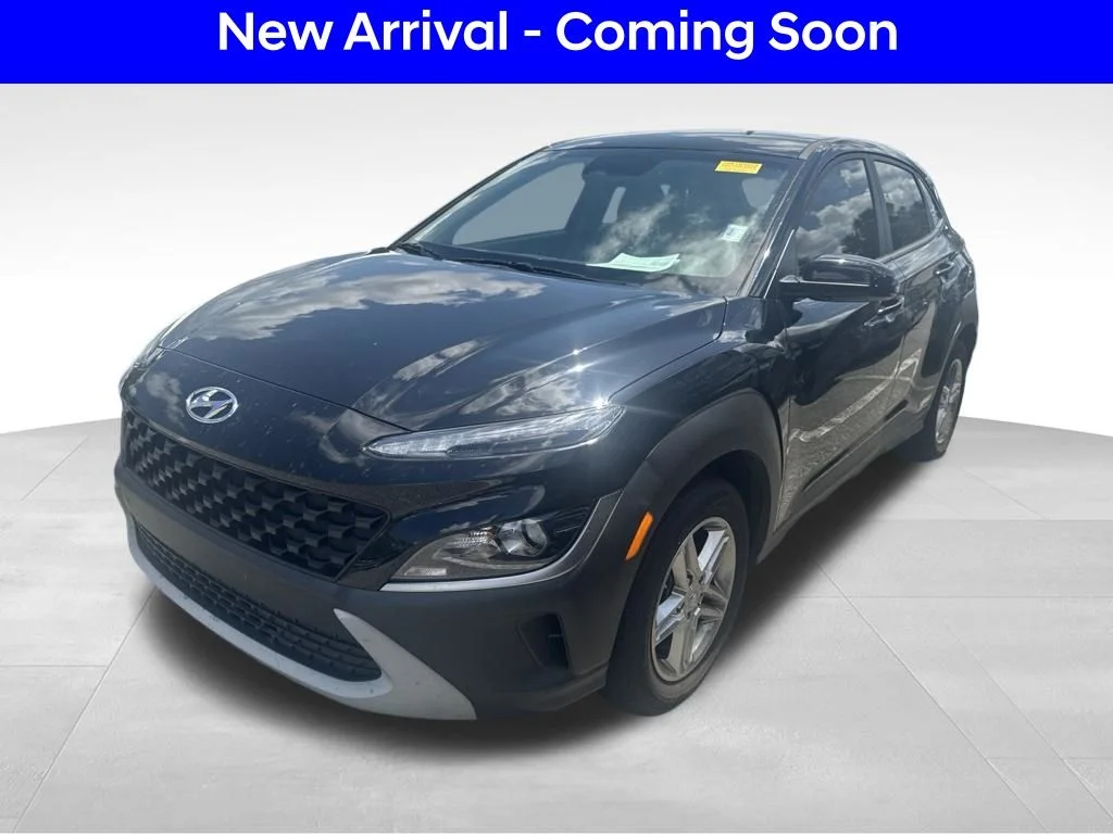 Used 2023 Black Hyundai SE image 2