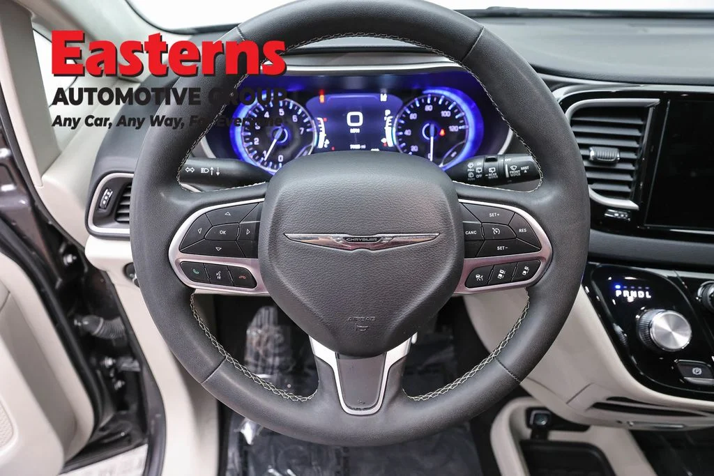 Used 2023 Gray Chrysler Touring L image 10