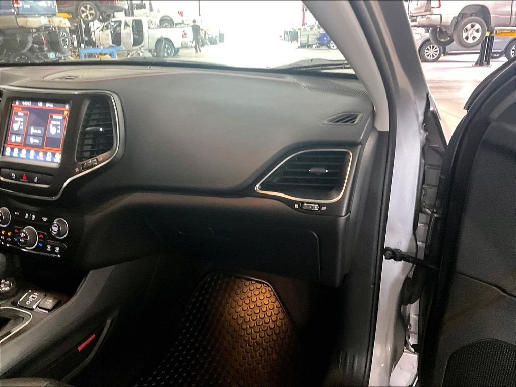 Used 2021 Billet Silver Metallic Clearcoat Jeep Trailhawk image 13