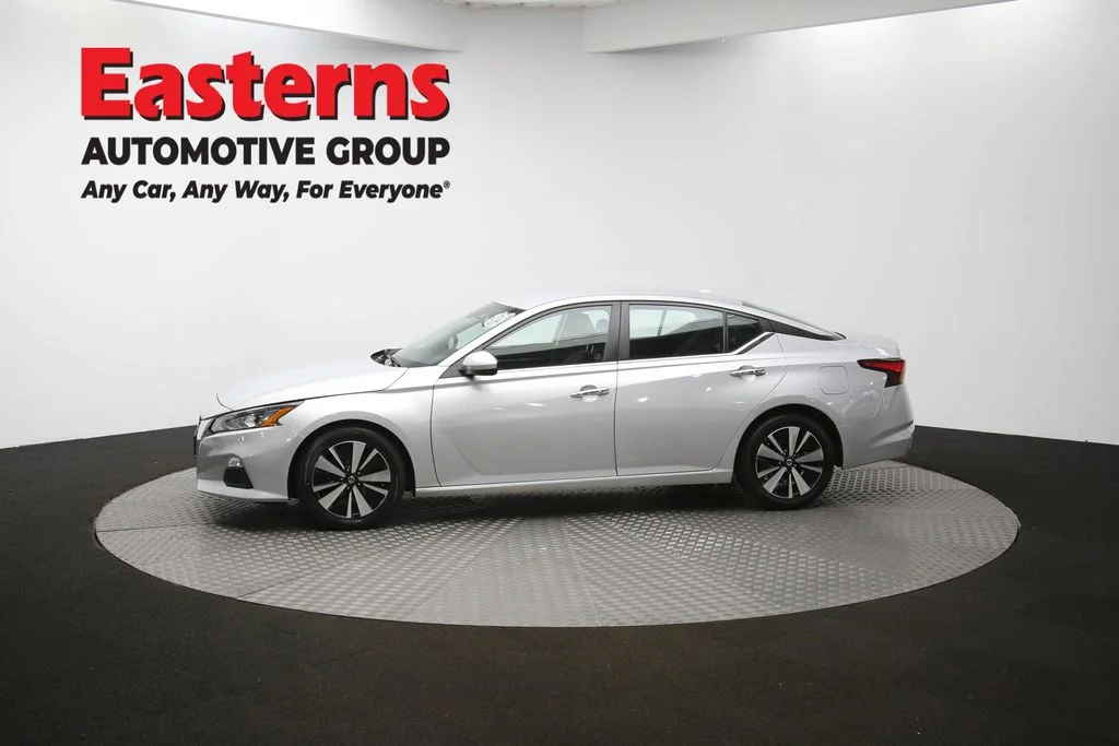 Used 2022 Silver Nissan 2.5 SV image 57