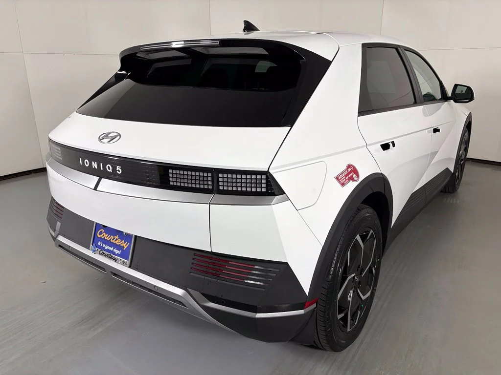 Used 2024 White Hyundai SEL image 8