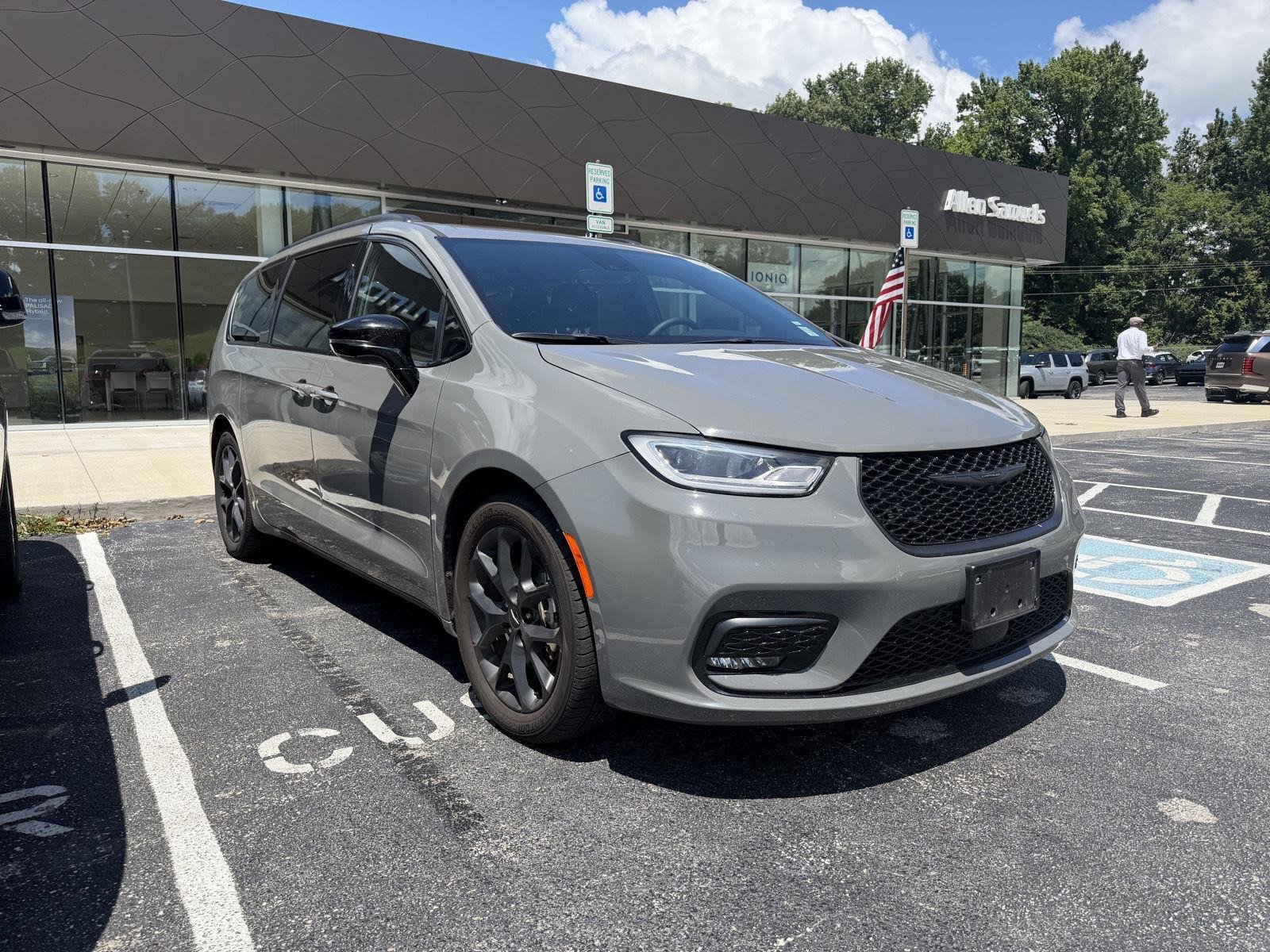 Used 2025 Ceramic Gray Clearcoat Chrysler Limited image 1