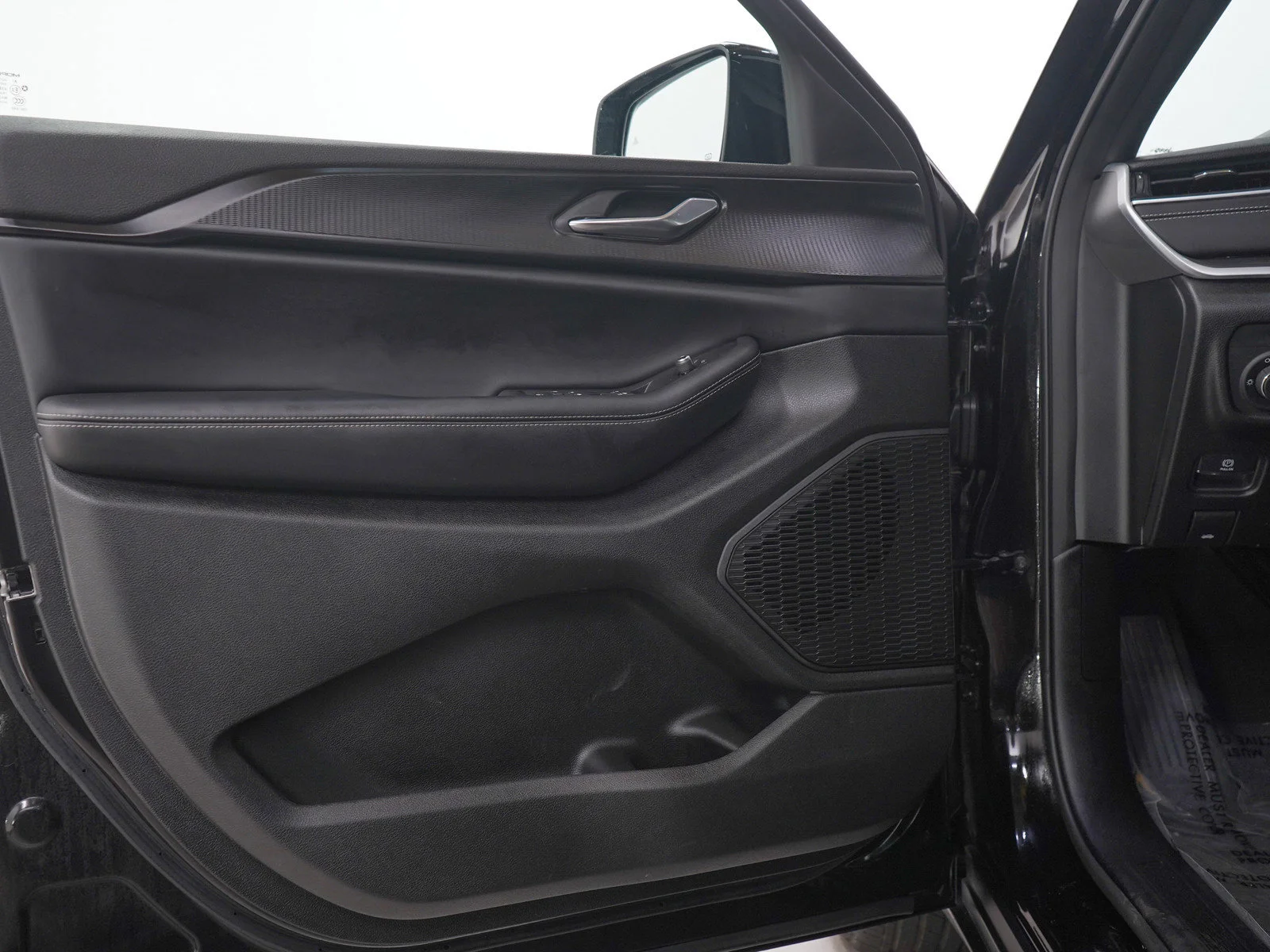Used 2025 Diamond Black Crystal Pearlcoat Jeep Altitude image 19