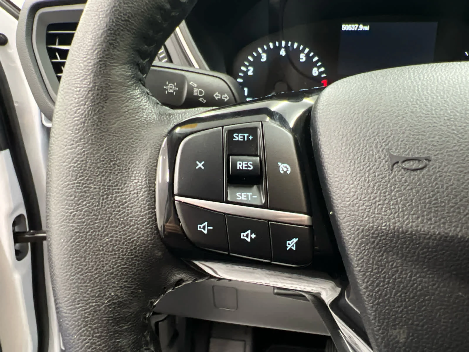 Used 2021 Oxford White Ford SE image 14