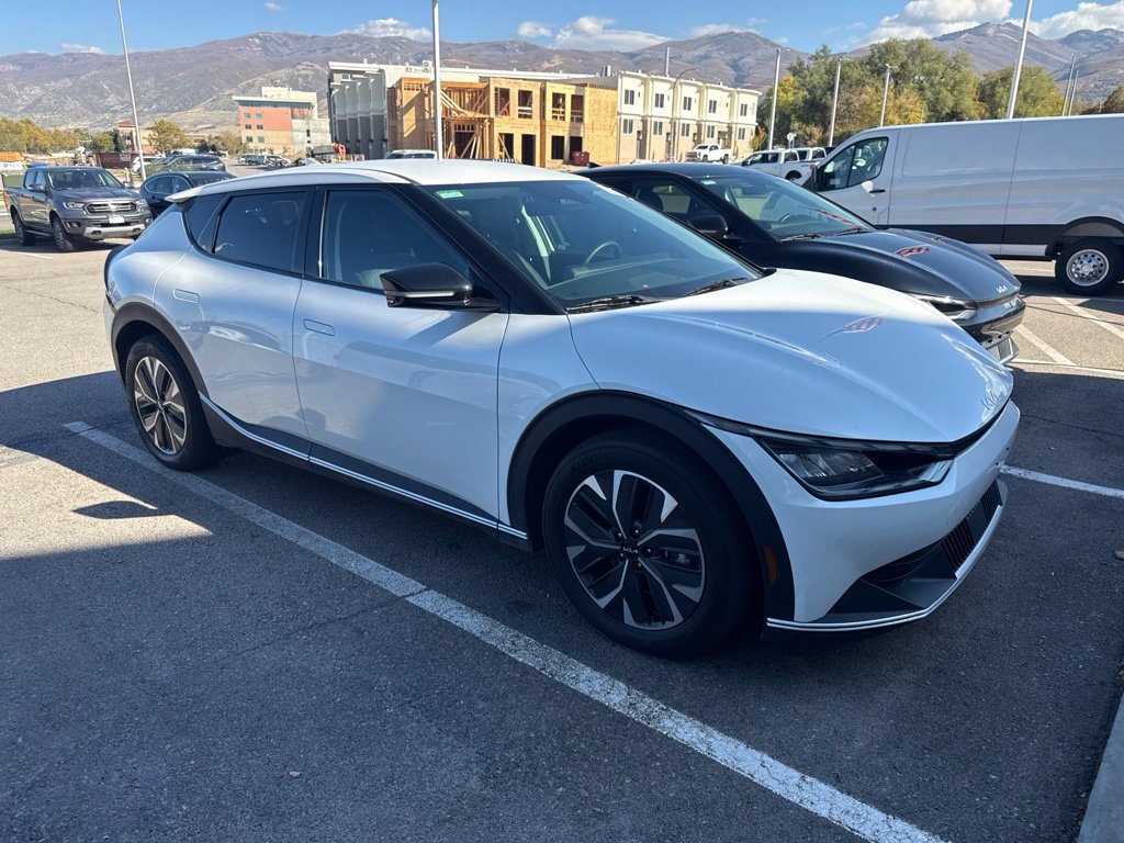 Certified Used 2024 Snow White Pearl Kia Light image 2